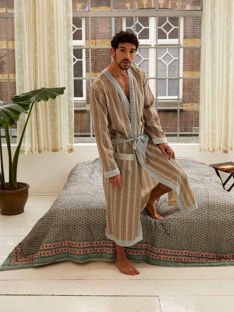 Mens robes by Khasto a product of craftsmanship and sustainability. The mens robe is hand block printed and quilted has an inner lining of our celebrated soft voile for an optimal wearing comfort.
