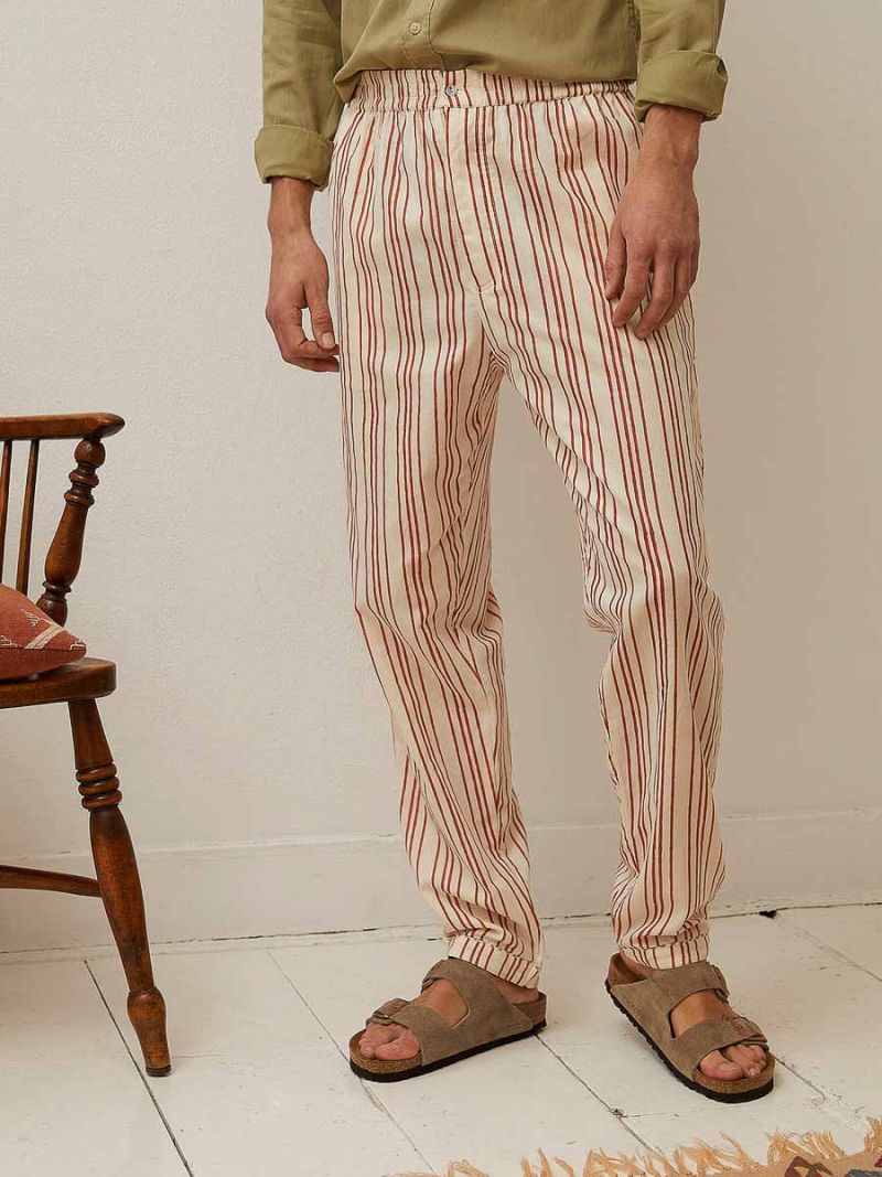 Lounge pants by Khasto a product of craftsmanship and sustainability. The mens lounge pants are hand block printed and quilted has an inner lining of our celebrated soft voile for an optimal wearing comfort.