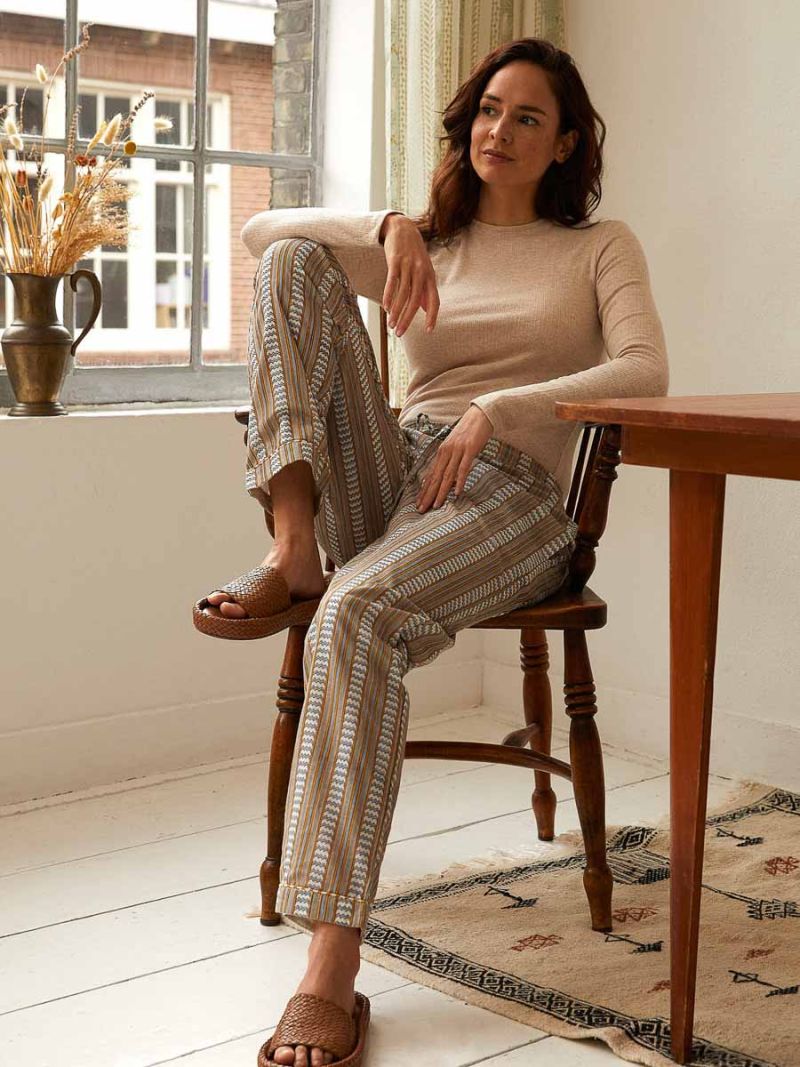 Lounge pants by Khasto a product of craftsmanship and sustainability. The womens lounge pants are hand block printed and quilted has an inner lining of our celebrated soft voile for an optimal wearing comfort.