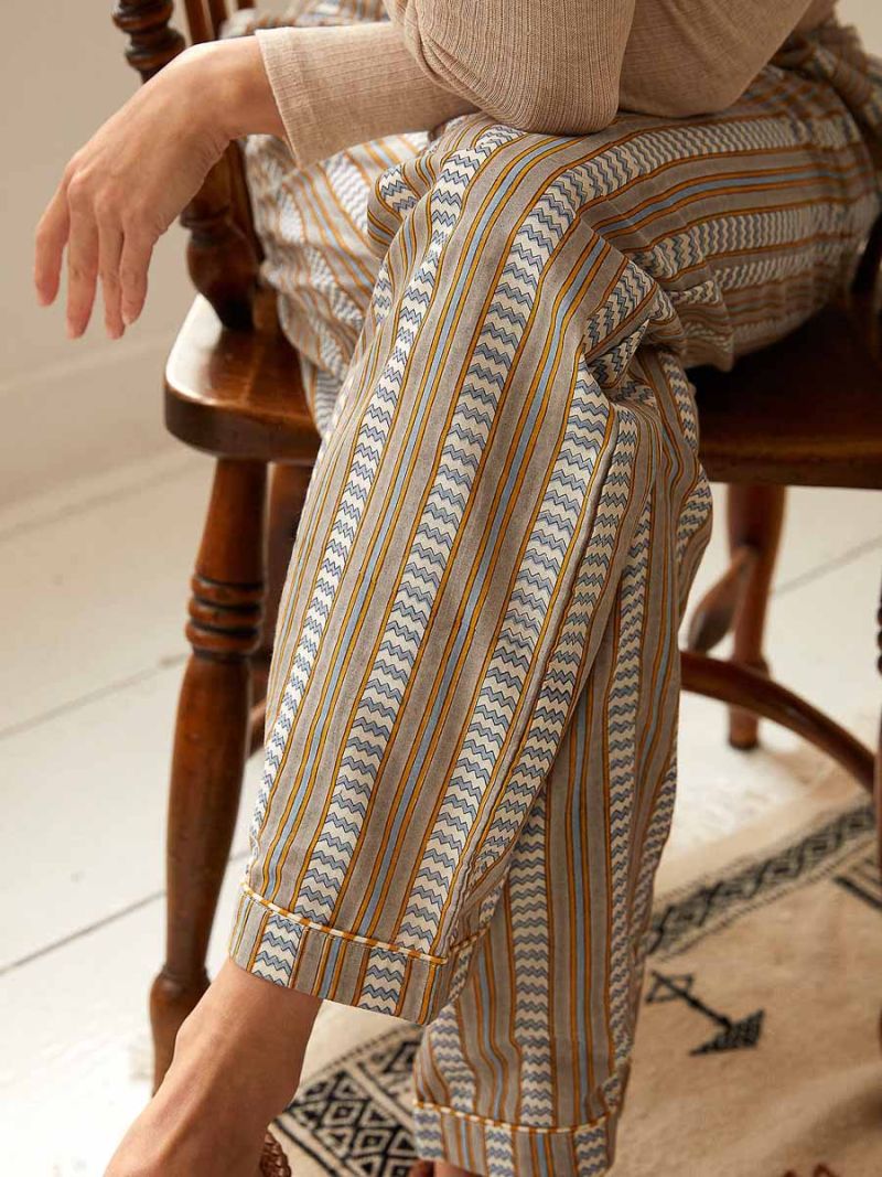 Lounge pants by Khasto a product of craftsmanship and sustainability. The womens lounge pants are hand block printed and quilted has an inner lining of our celebrated soft voile for an optimal wearing comfort.