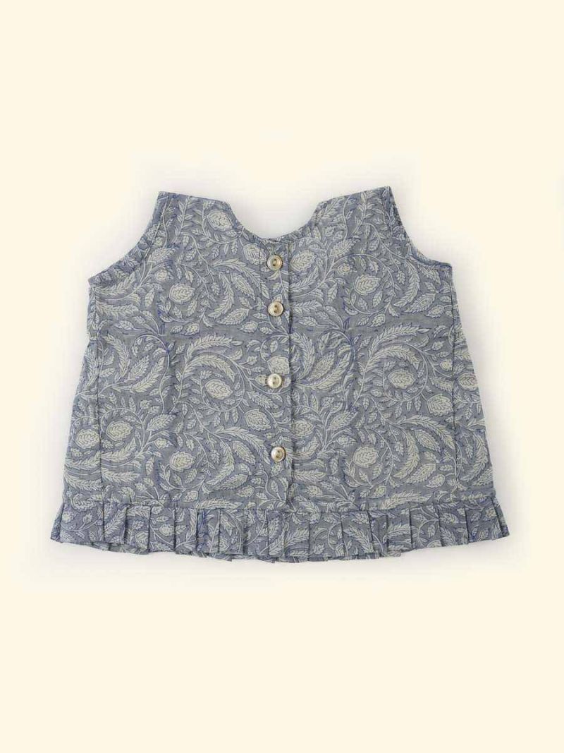 Newborn going home outfit by Khasto a product of craftsmanship and sustainability. The baby girl summer clothes are hand block printed and quilted has an inner lining of our celebrated soft voile for an optimal wearing comfort.