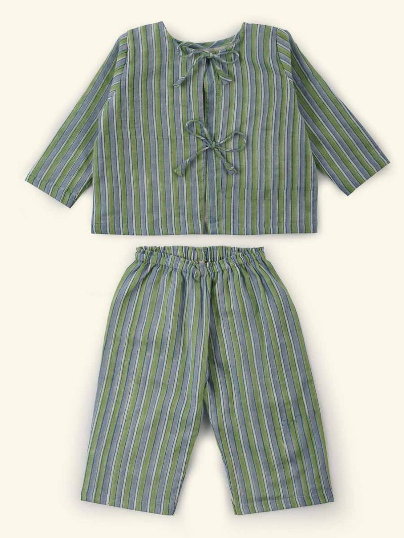  Newborn coming home outfit by Khasto a product of craftsmanship and sustainability. The baby going home outfit is hand block printed and quilted has an inner lining of our celebrated soft voile for an optimal wearing comfort.