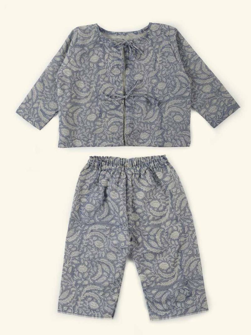  Newborn coming home outfit by Khasto a product of craftsmanship and sustainability. The baby going home outfit is hand block printed and quilted has an inner lining of our celebrated soft voile for an optimal wearing comfort.