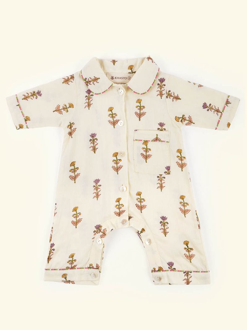 Baby onesie by Khasto a product of craftsmanship and sustainability. The long sleeve onesies is hand block printed and quilted has an inner lining of our celebrated soft voile for an optimal wearing comfort.