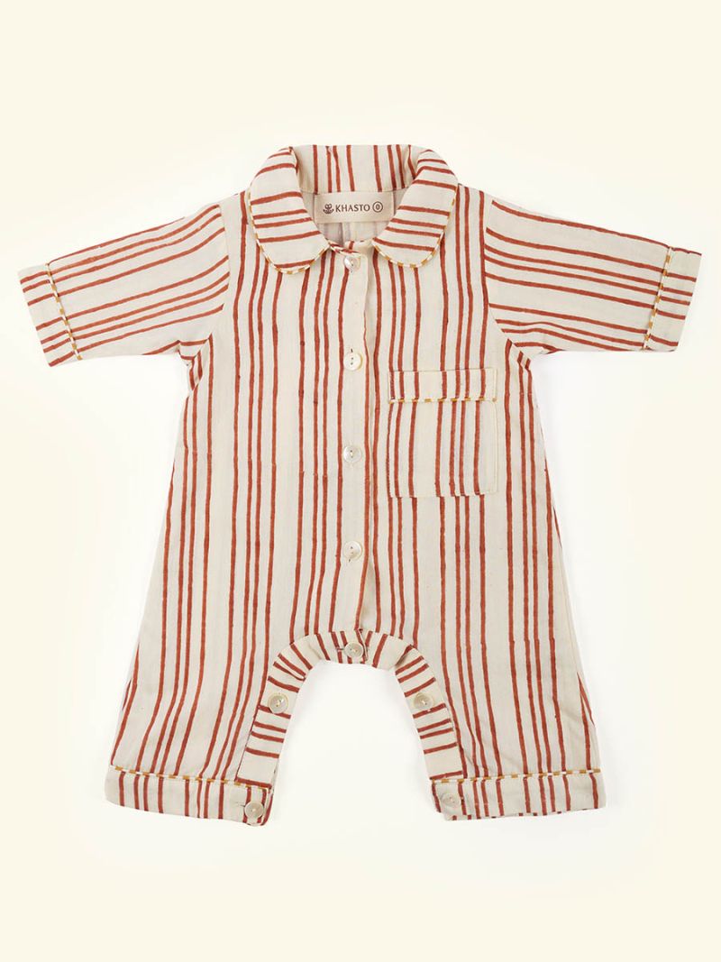  Baby onesie by Khasto a product of craftsmanship and sustainability. The long sleeve onesies is hand block printed and quilted has an inner lining of our celebrated soft voile for an optimal wearing comfort.