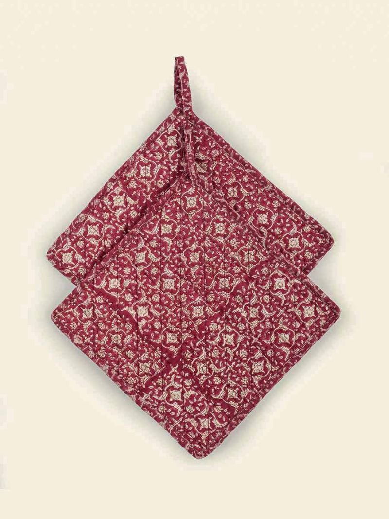 Pot holder by Khasto a product of craftsmanship and sustainability. The pot holders set is hand block printed and quilted.