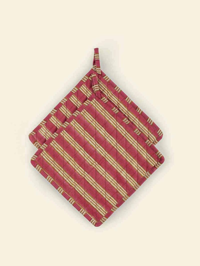  Pot holder by Khasto a product of craftsmanship and sustainability. The pot holders set is hand block printed and quilted.