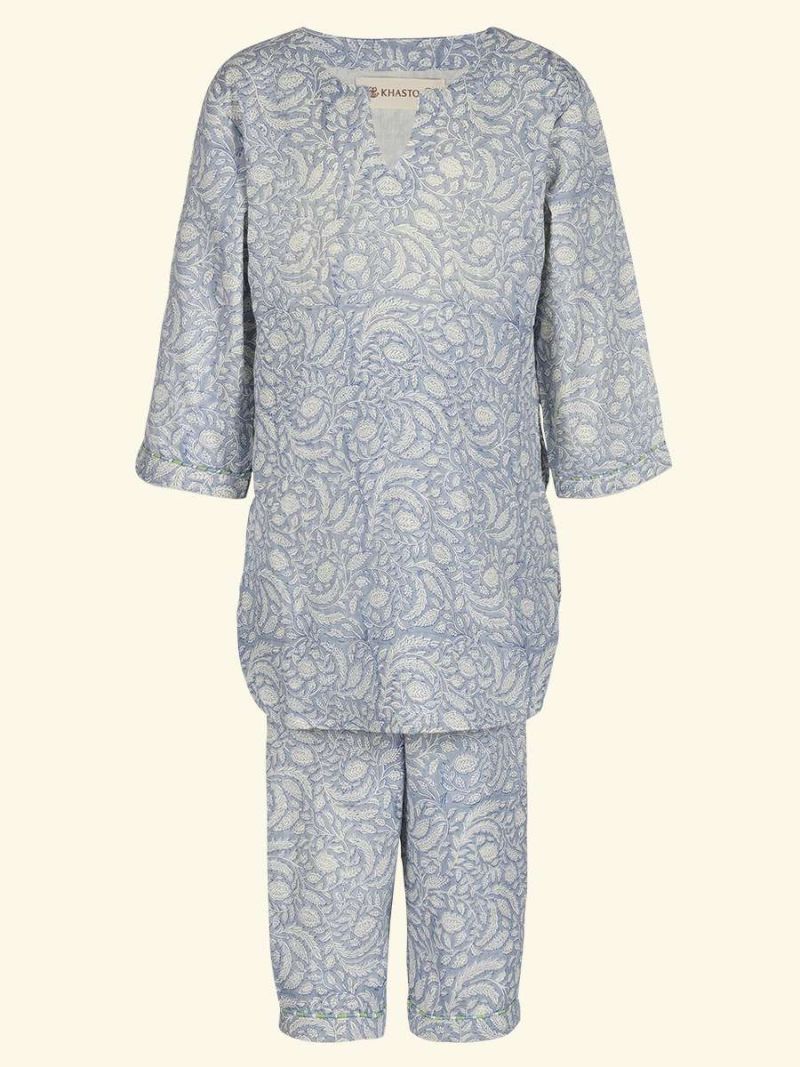 Kids pajamas by Khasto a product of craftsmanship and sustainability. The little sleepers is hand block printed and quilted has an inner lining of our celebrated soft voile for an optimal wearing comfort.
