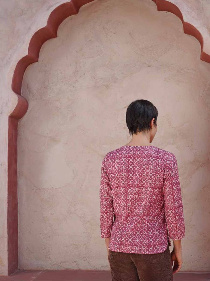 Cute blouse by Khasto a product of craftsmanship and sustainability. The spring blouses are hand block printed and quilted has an inner lining of our celebrated soft voile for an optimal wearing comfort.