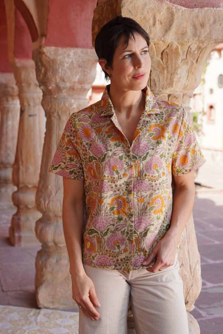  Floral blouse by Khasto a product of craftsmanship and sustainability. The women short sleeve blouses is hand block printed and quilted has an inner lining of our celebrated soft voile for an optimal wearing comfort.