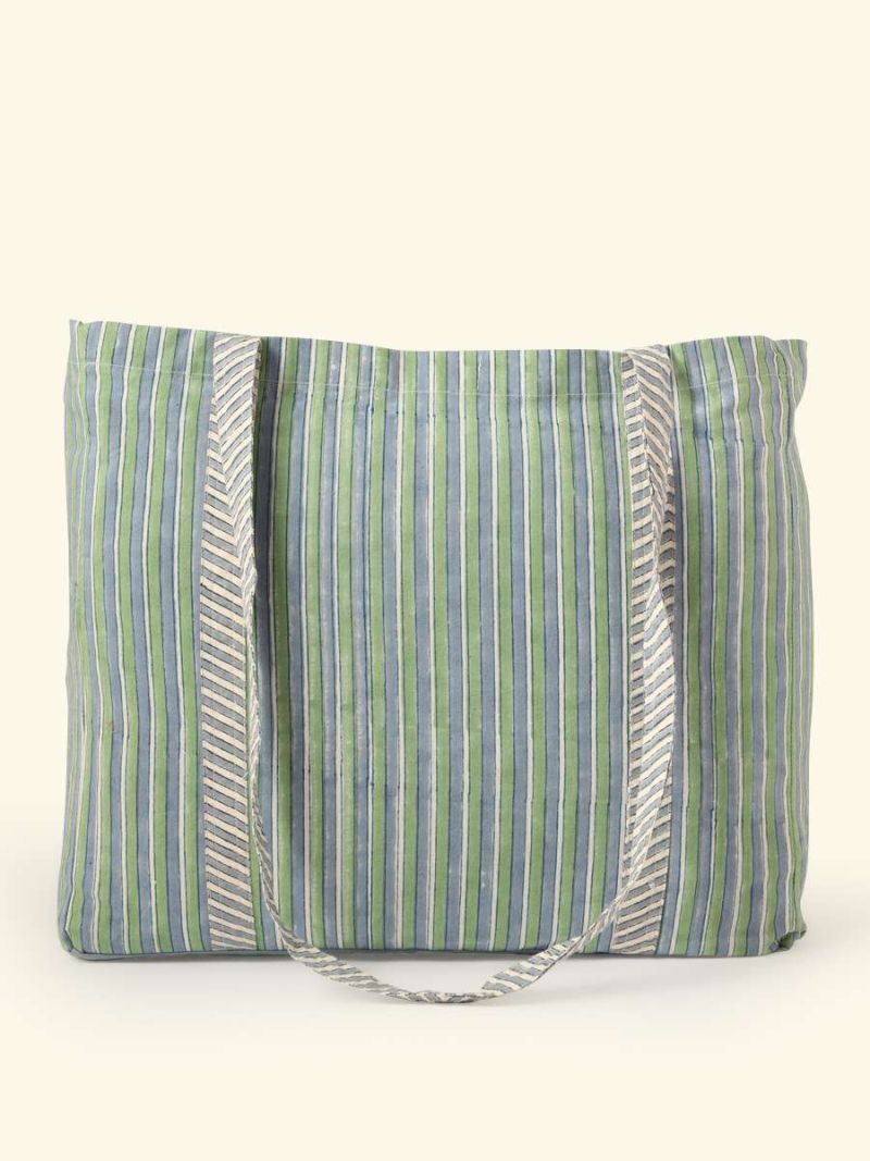 The tote bag by Khasto is a product of craftsmanship and sustainability. The canvas tote bag is hand block printed.