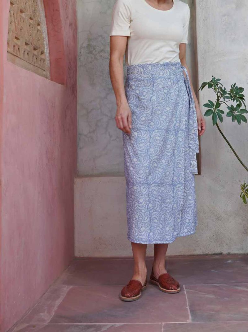  Wrap skirts by Khasto a product of craftsmanship and sustainability. The skirt with wrap is hand block printed and quilted has an inner lining of our celebrated soft voile for an optimal wearing comfort.