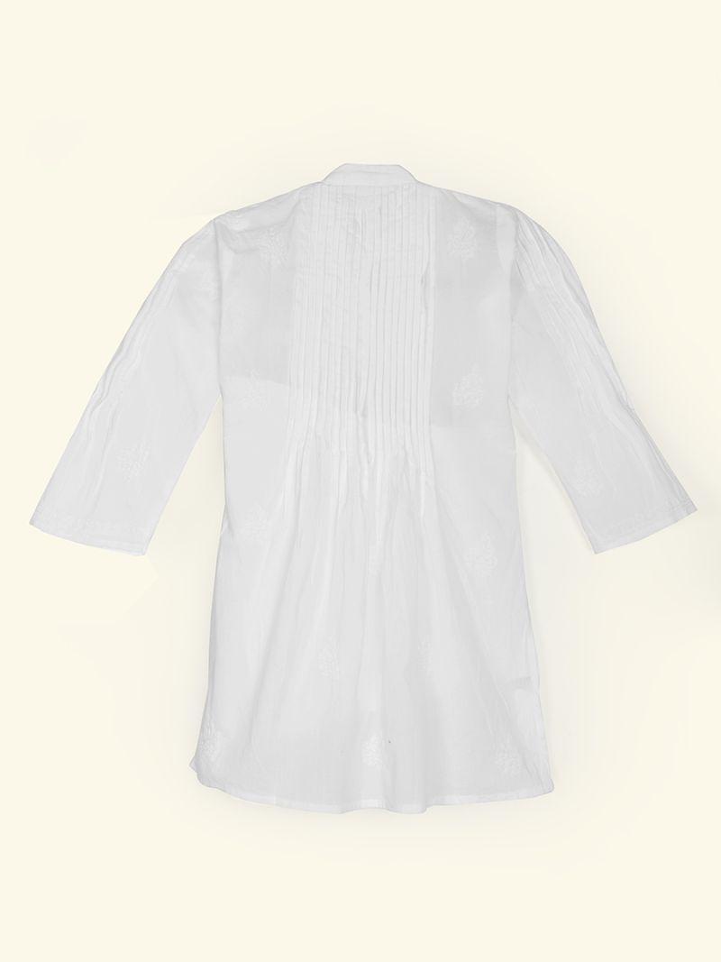 Chikan white blouse by Khasto a product of craftsmanship and sustainability. The women Chikan blouse is hand block printed and has an inner lining of our celebrated soft voile for an optimal wearing comfort.
