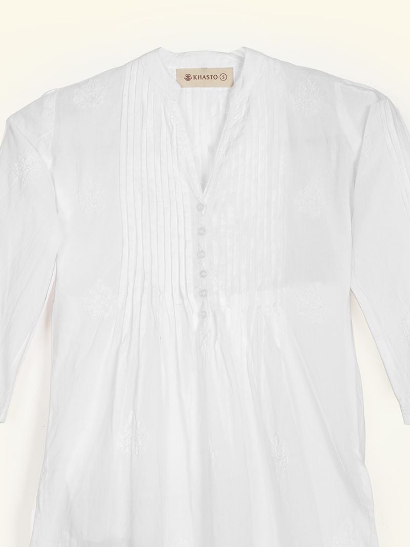  Chikan white blouse by Khasto a product of craftsmanship and sustainability. The women Chikan blouse is hand block printed and has an inner lining of our celebrated soft voile for an optimal wearing comfort.