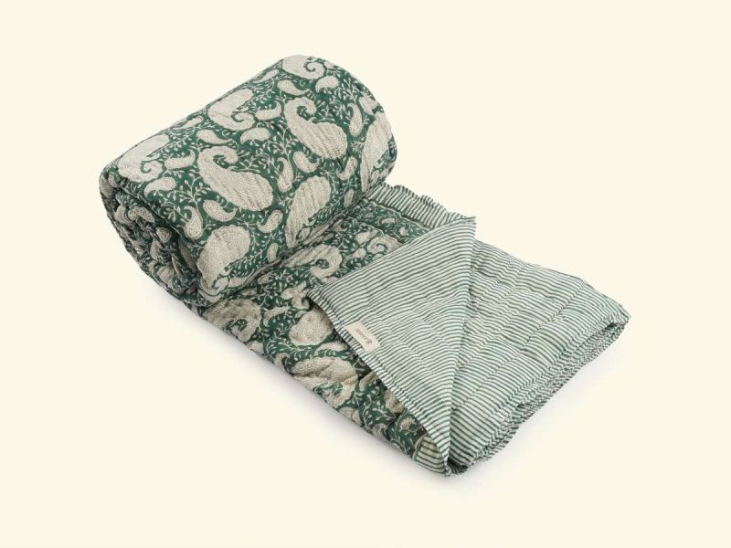  A quilt with a timeless design handprinted in the Green Paisley print. The quilt blanket can be used on top of a duvet or on a summer sheet for extra warmth.